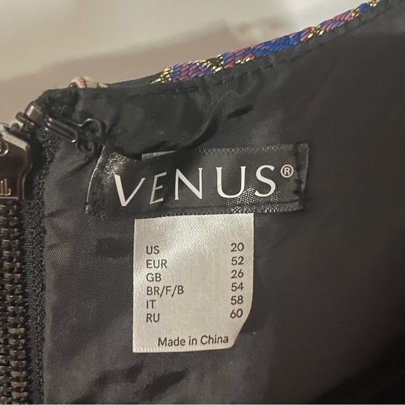 V-Cut Plus Size Patterned Dress - Picture 2 of 3